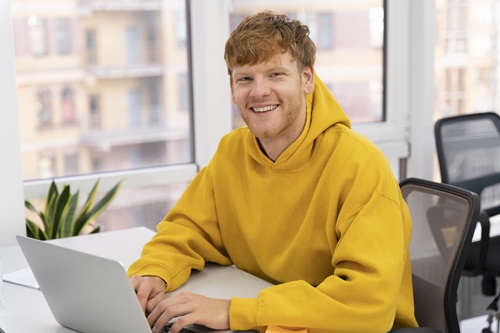 junger Ereachsener im Büro